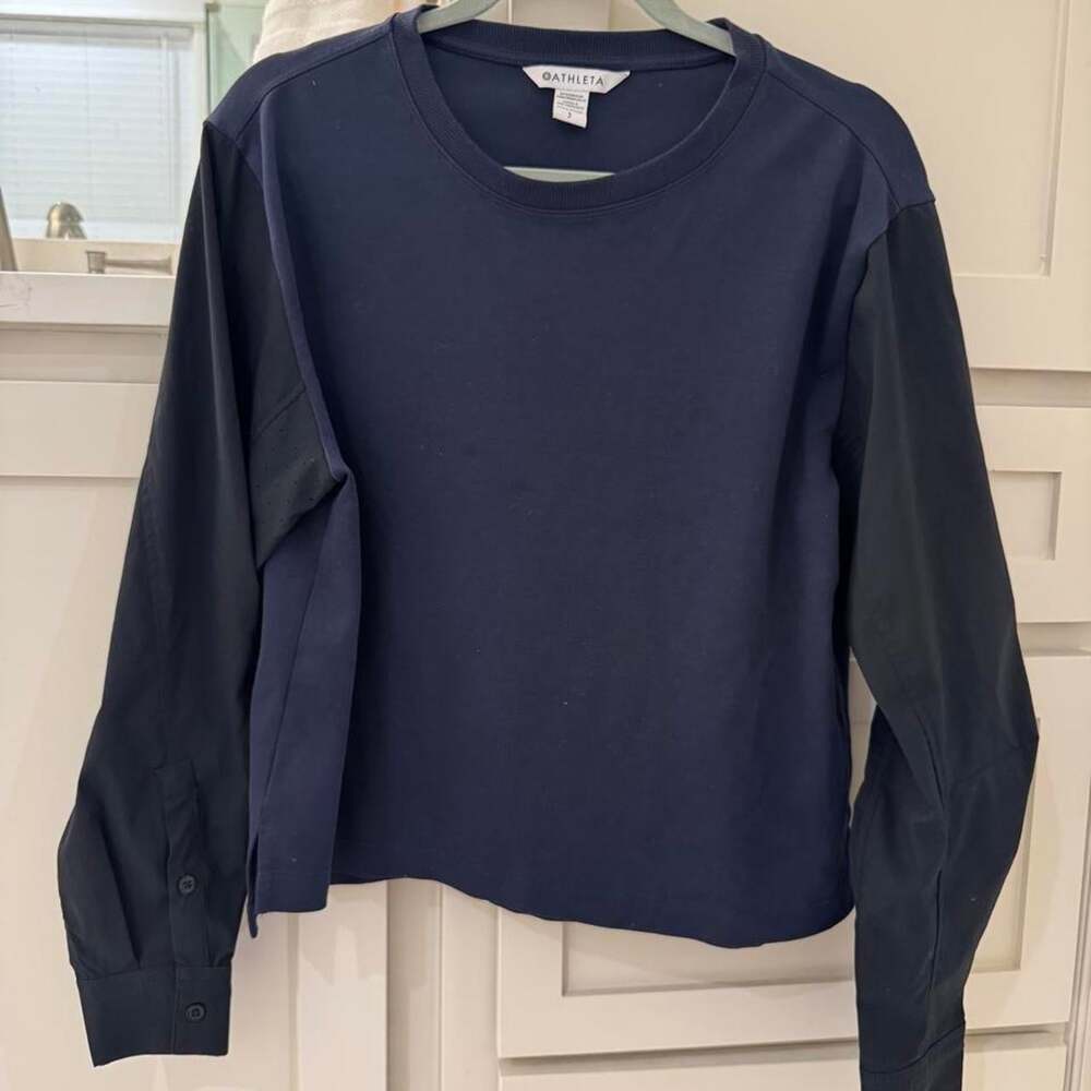 Athleta Women's Navy and Blue T-shirt